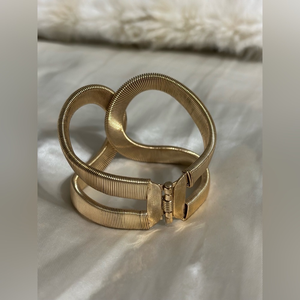 Elegant Gold-Tone Women's Bracelet - Picture 2 of 3